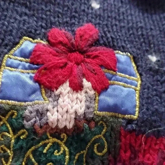 Beautiful Vintage Not Ugly Hand-Knit Santa Christmas Holiday Sweater - Picture 8 of 13